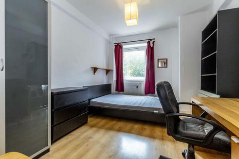 4 bedroom flat to rent, Dickens Estate, London SE1