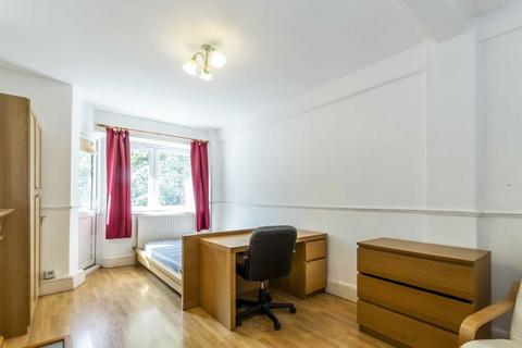 4 bedroom flat to rent, Dickens Estate, London SE1