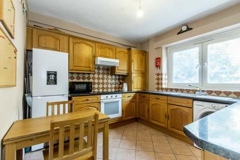 4 bedroom flat to rent, Dickens Estate, London SE1