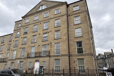 3 bedroom flat to rent, East London Street, Edinburgh EH7