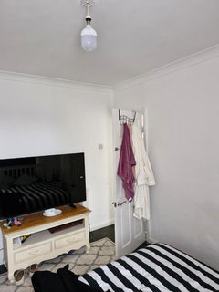 1 bedroom in a house share to rent, Meadway, Ilford IG3