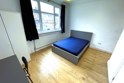 Studio to rent, Ilford Lane, Ilford IG1
