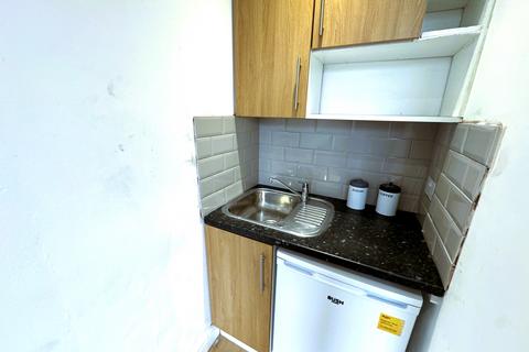 Studio to rent, Ilford Lane, Ilford IG1