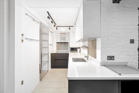 3 bedroom maisonette to rent, Albert Street, London