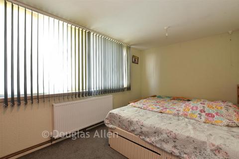 3 bedroom terraced house for sale, Rettendon Gardens, Wickford, Essex