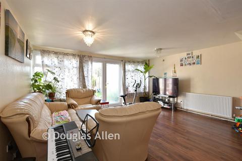 3 bedroom terraced house for sale, Rettendon Gardens, Wickford SS11