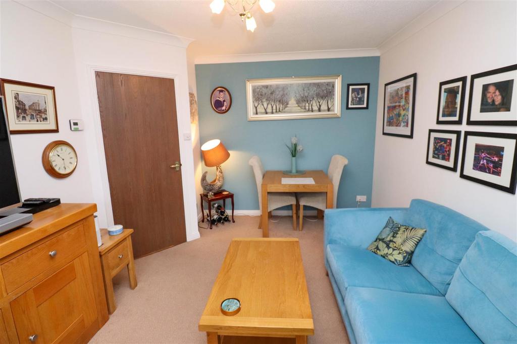 Lounge/Dining Room
