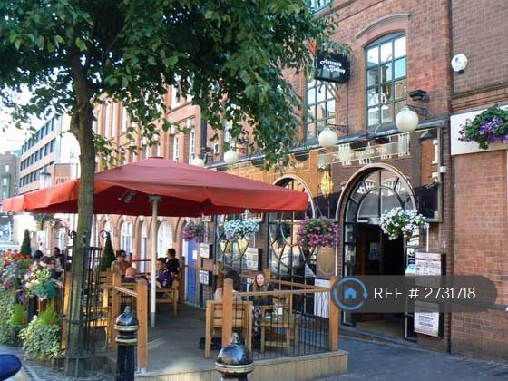 Local Bars And Restaurants 8 Min Walk