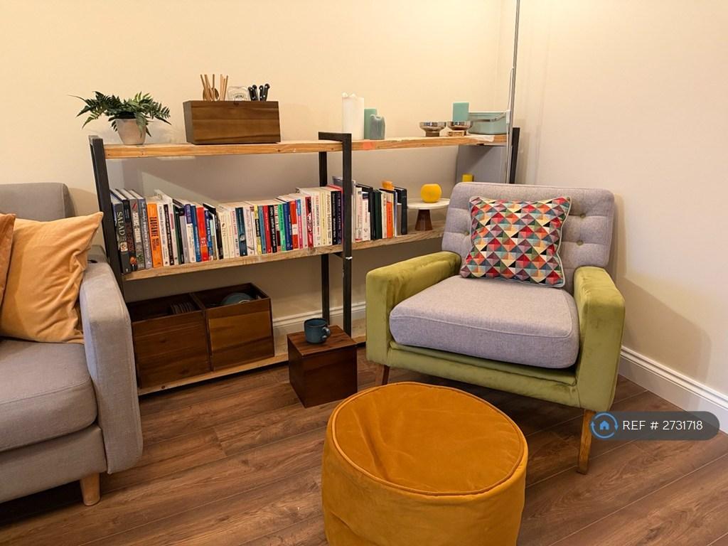 Living Room (1 Of 4)