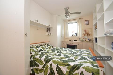 2 bedroom flat to rent, Erebus Drive, London, SE28