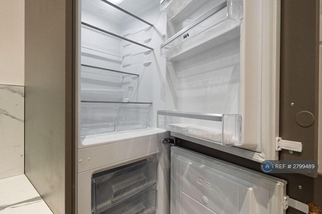 Built-In Fridge/Freezer