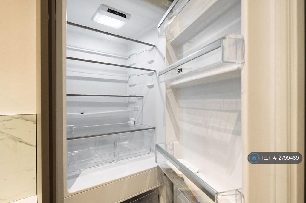 Built-In Fridge/Freezer