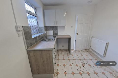 2 bedroom semi-detached house to rent, Rosthwaite Close, Manchester, M24