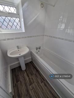 2 bedroom semi-detached house to rent, Rosthwaite Close, Manchester, M24