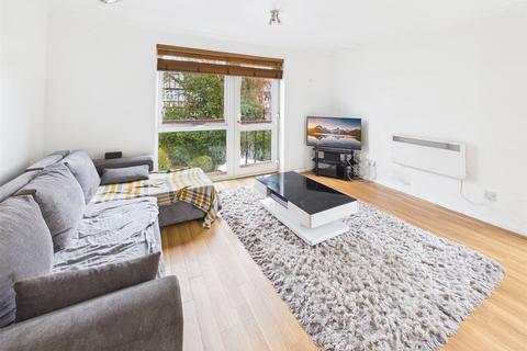 2 bedroom apartment for sale, Uxbridge Road, Hampton Hill
