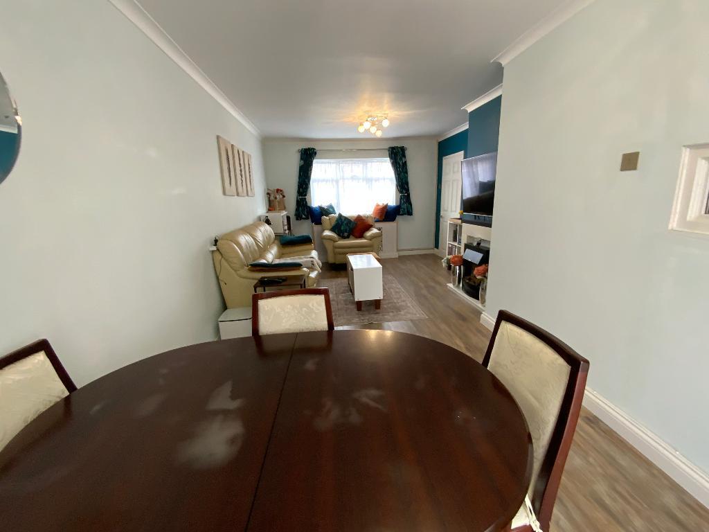 LIVING ROOM 22'5 x 11'7