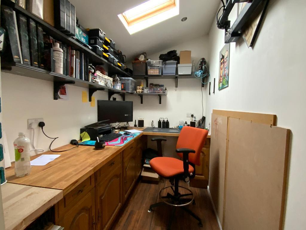 LEAN-TO OFFICE 11'10 x 5'9