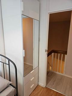 1 bedroom in a flat share to rent, Copley Close, London W7