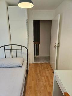 1 bedroom in a flat share to rent, Copley Close, London W7