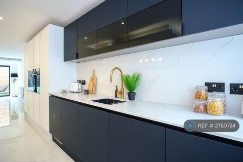 4 bedroom detached house to rent, Goldthorn Hill, Wolverhampton, WV2