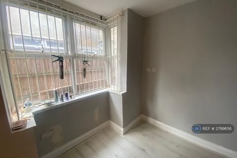 Studio to rent, Major Road, London, E15