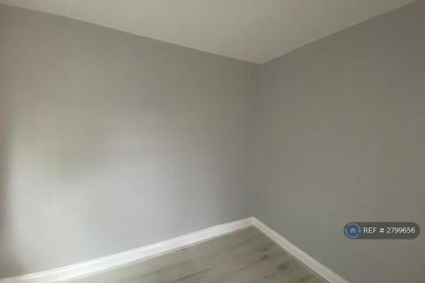 Studio to rent, Major Road, London, E15