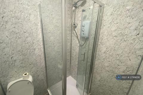 Studio to rent, Major Road, London, E15