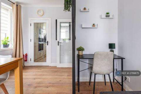 2 bedroom flat to rent, Royston Mains Crescent, Edinburgh, EH5