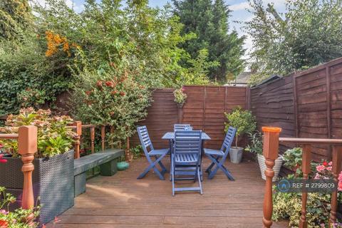 3 bedroom end of terrace house to rent, Mortlake Road, London, E16