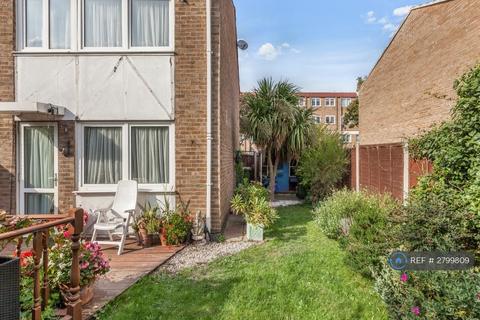 3 bedroom end of terrace house to rent, Mortlake Road, London, E16