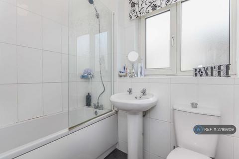 3 bedroom end of terrace house to rent, Mortlake Road, London, E16
