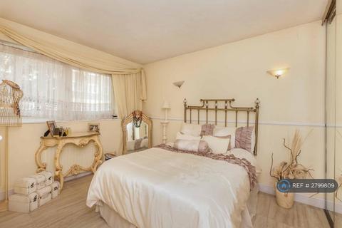 3 bedroom end of terrace house to rent, Mortlake Road, London, E16