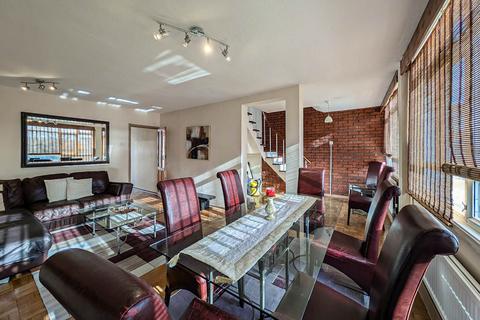 3 bedroom flat to rent, Garden Royal, Kersfield Road, London