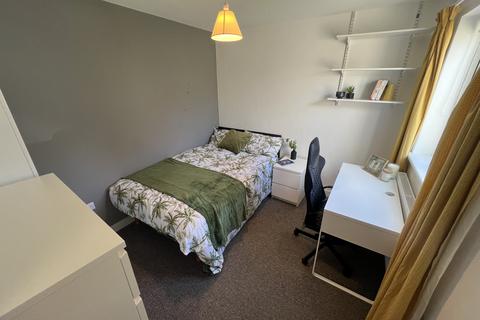4 bedroom house to rent, Leahurst Crescent - 4 bed bills, Harborne B17