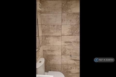 1 bedroom in a house share to rent, Waddon Court Road, Croydon, CR0