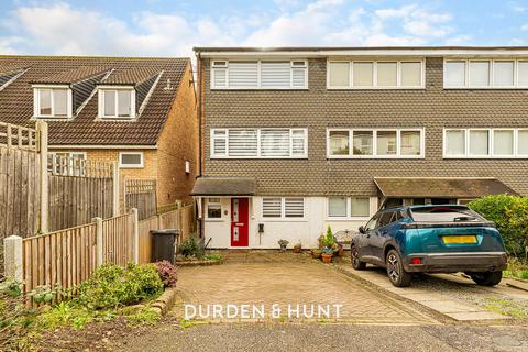 3 bedroom end of terrace house for sale, The Seymours, Loughton, IG10