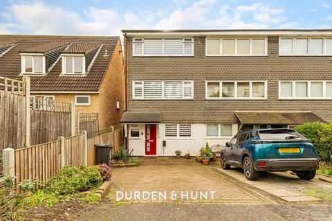 3 bedroom end of terrace house for sale, The Seymours, Loughton, IG10