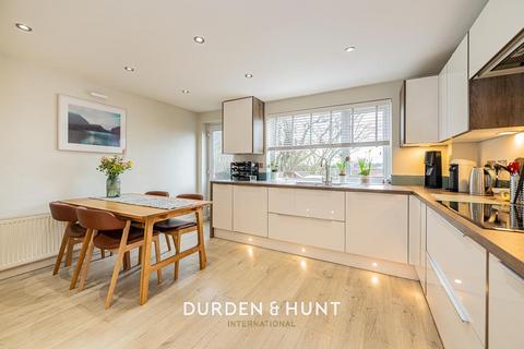 3 bedroom end of terrace house for sale, The Seymours, Loughton, IG10