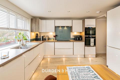 3 bedroom end of terrace house for sale, The Seymours, Loughton, IG10