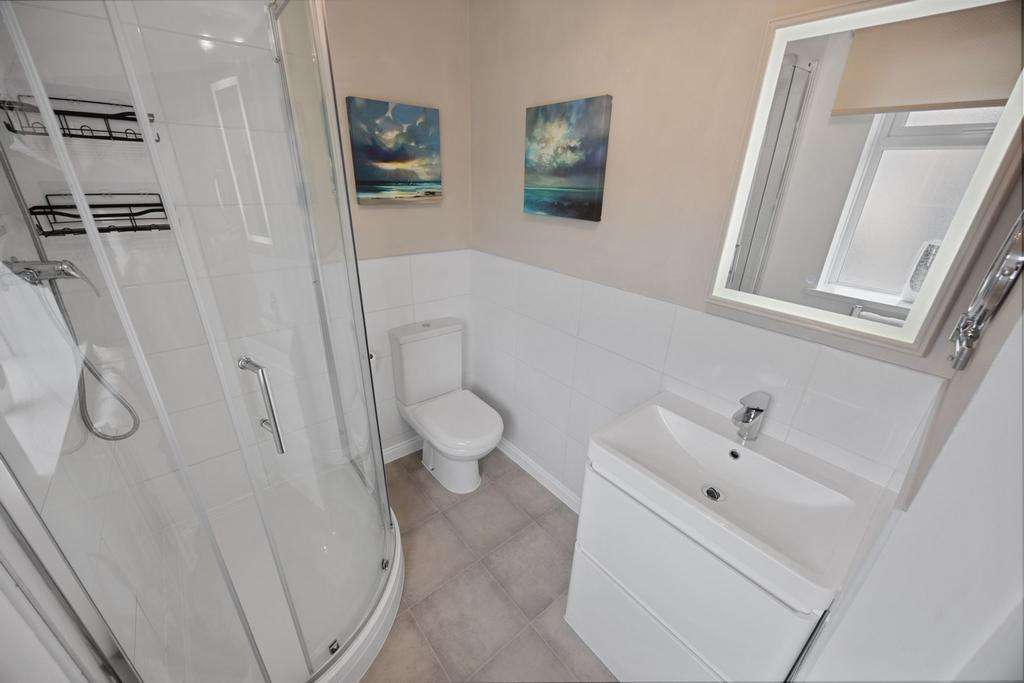 En-suite to Master