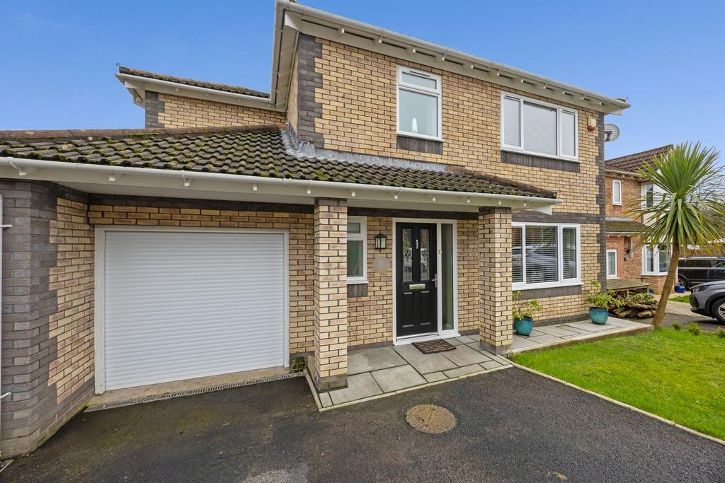 Integral garage - ideal for conversion