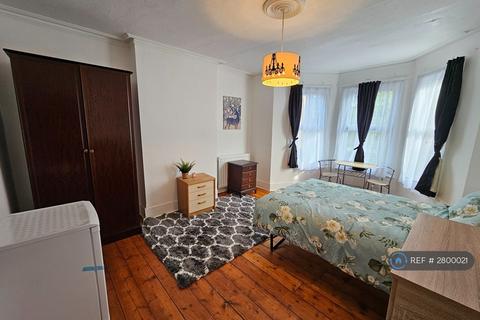 1 bedroom in a house share to rent, Lordship Lane, London, N22