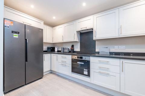 3 bedroom flat to rent, 0053L Madeira Street, Edinburgh, EH6 4AL
