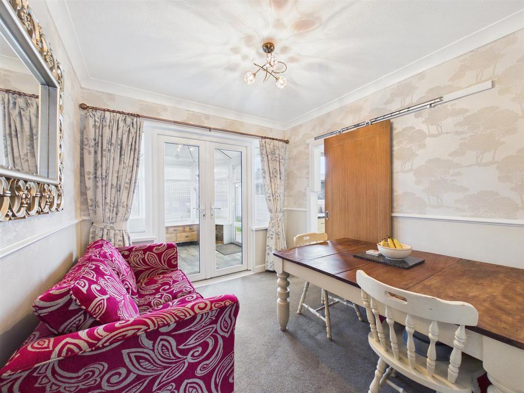 Dining room: