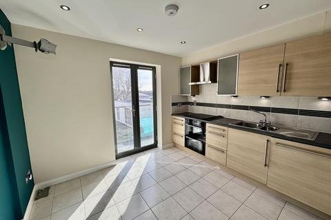 3 bedroom mews to rent, St Saviour