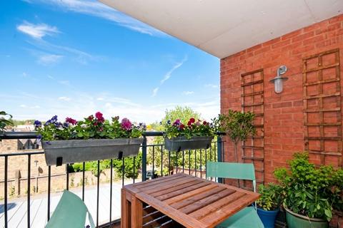 1 bedroom flat for sale, Newington Green, Holland House, N16
