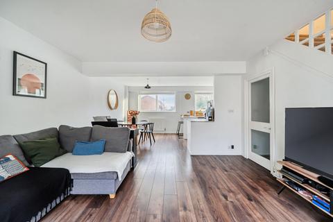 3 bedroom flat for sale, Mariner Gardens, Richmond, TW10