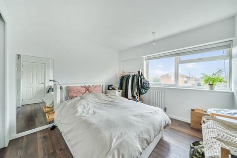 3 bedroom flat for sale, Mariner Gardens, Richmond, TW10