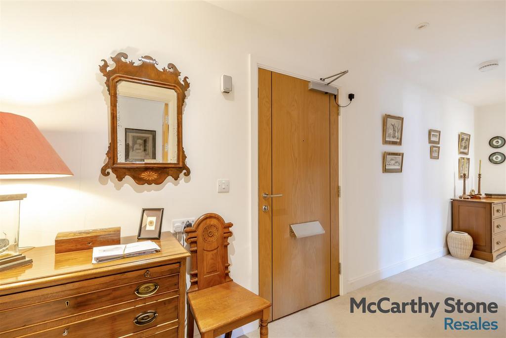 8677994-interior06.jpg