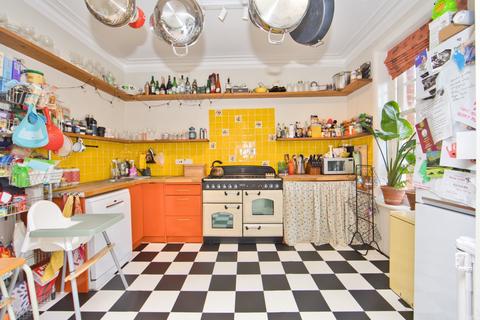 2 bedroom flat for sale, Grimston Gardens, Folkestone, Kent, CT20